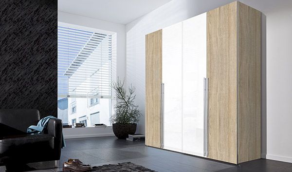 Una sala de estar con un armario y una silla.