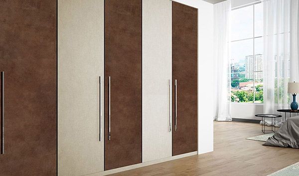 Una sala de estar con armarios marrones y blancos y una gran ventana.