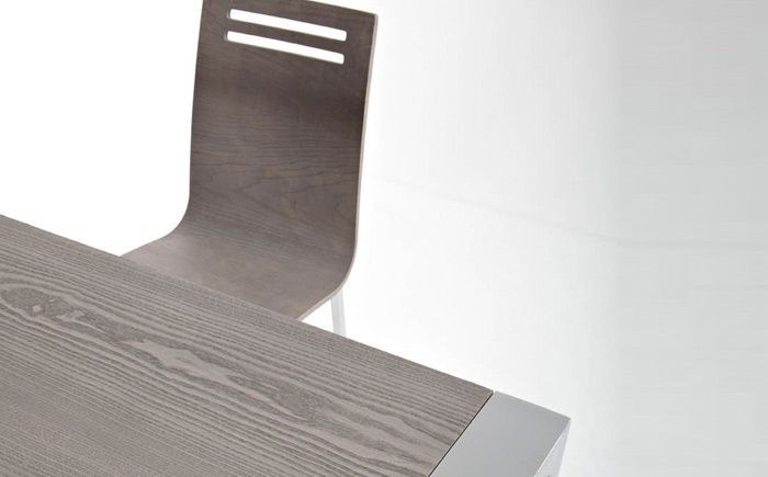 Una silla está al lado de una mesa de madera.