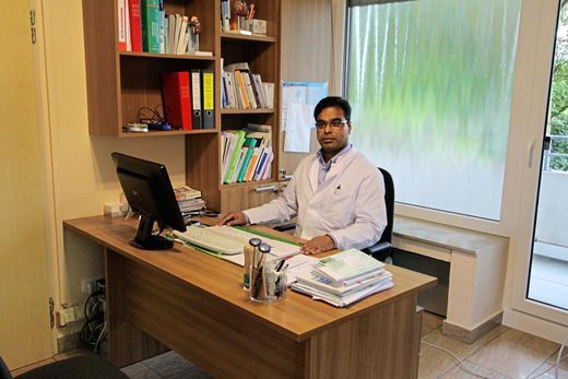 Dr. med. Sunny Jose Kottackal an seinem Arbeitsplatz