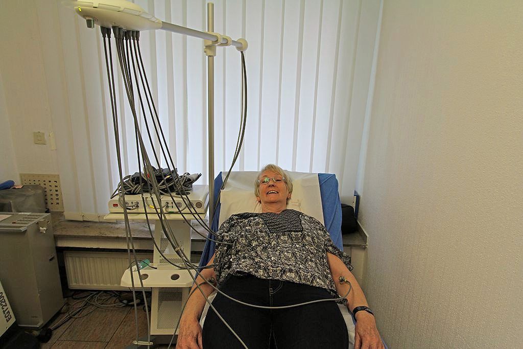 Patientin liegt auf der Liege