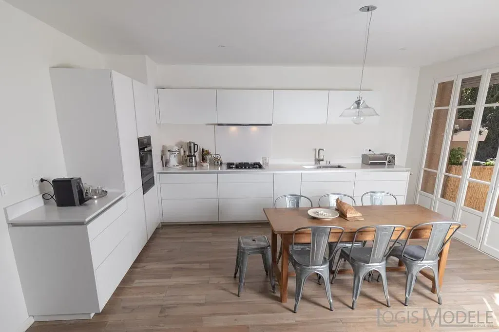 Cuisine blanche avec table en bois de la gamme Poggenpohl