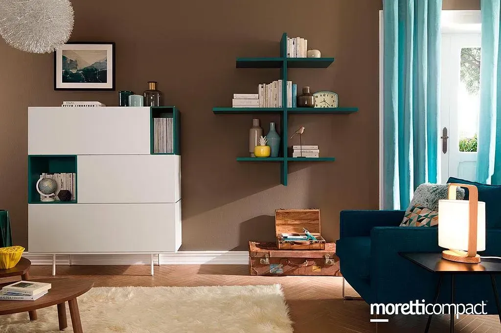 Agencement d'un salon avec un meuble blanc et des étagères bleu canard de la marque Moretti Compact modèle lv202