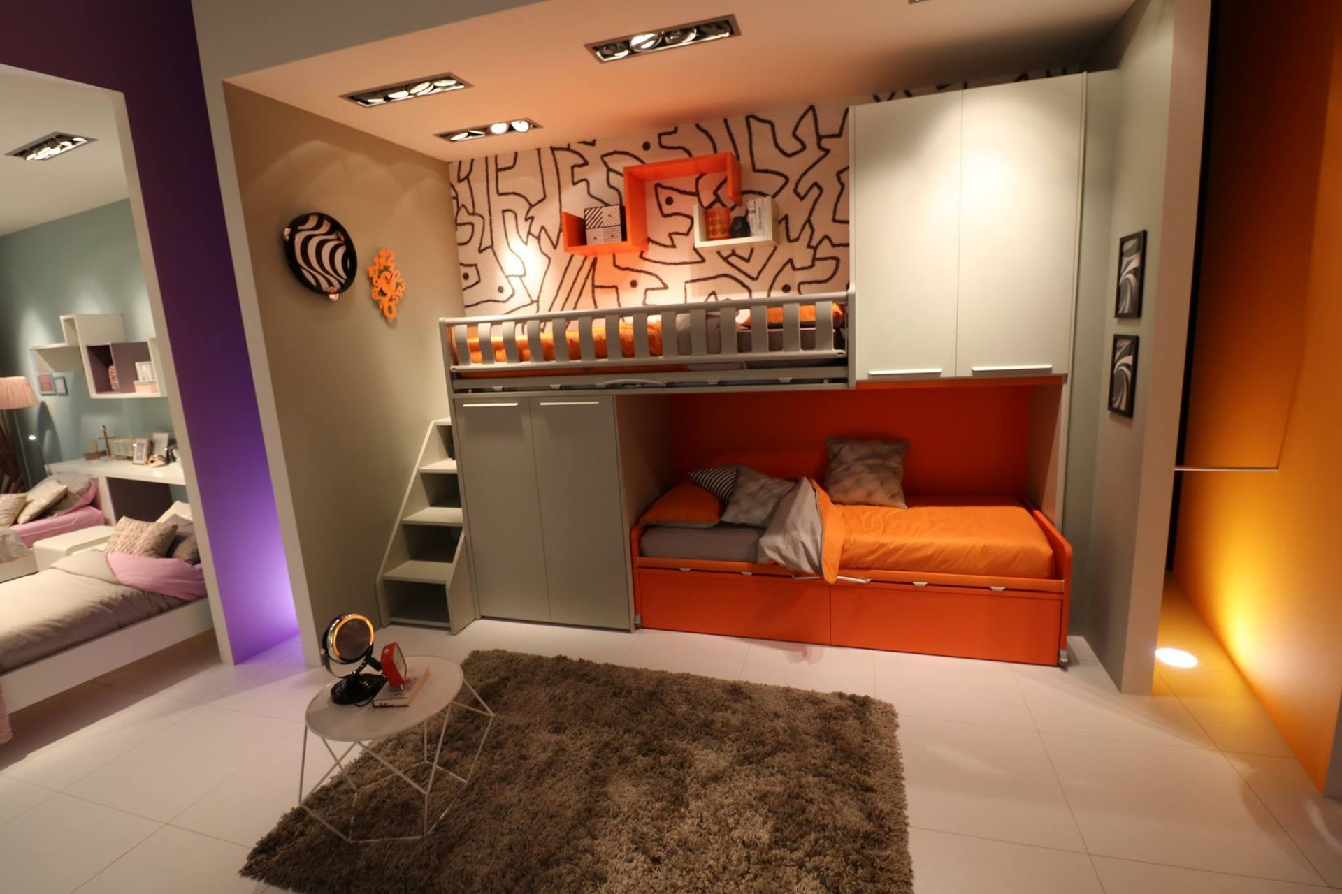 Chambre d'enfant colorée avec un lit mezzanine