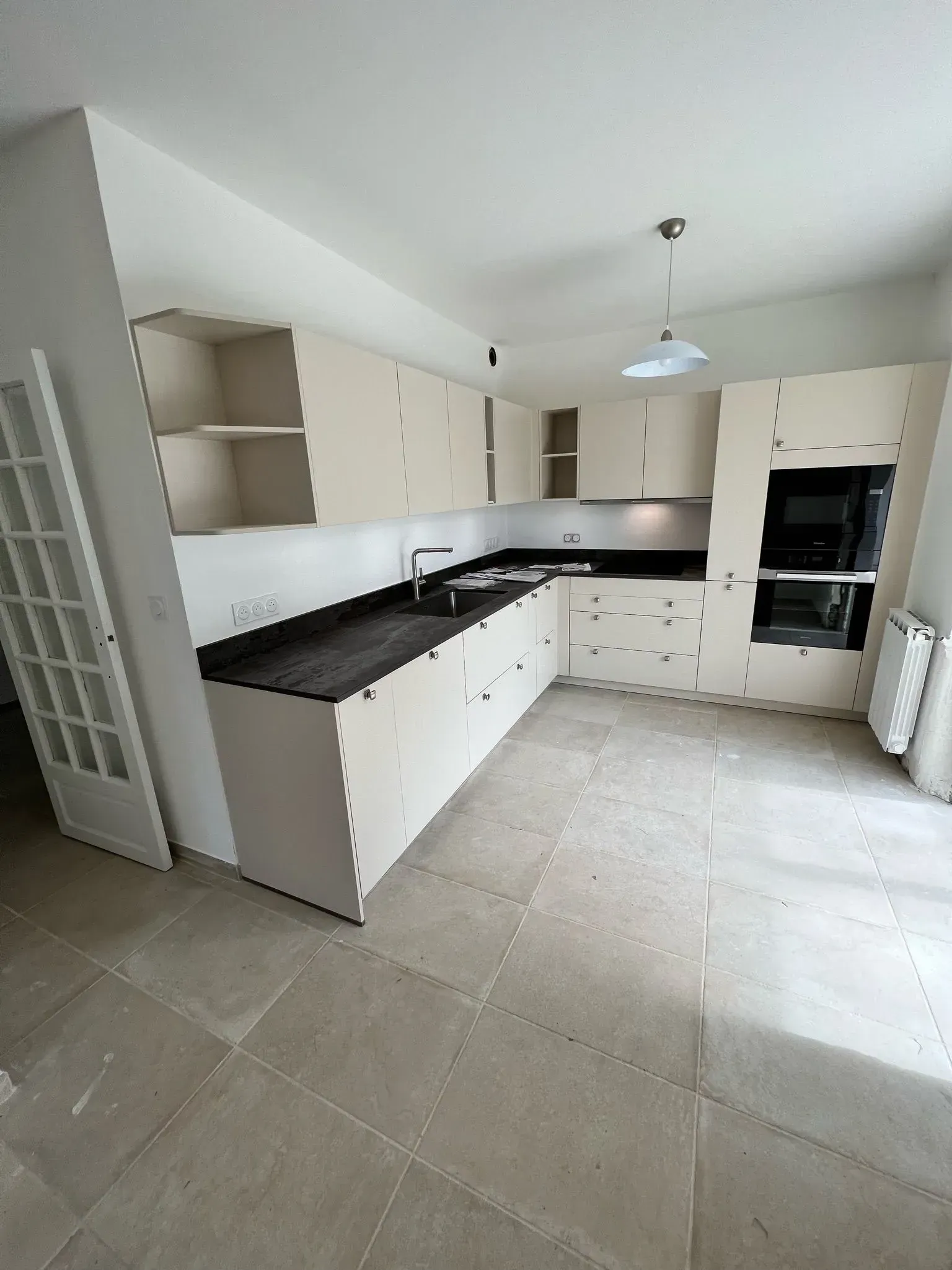 Cuisine beige et plan de travail noir de la gamme Haecker