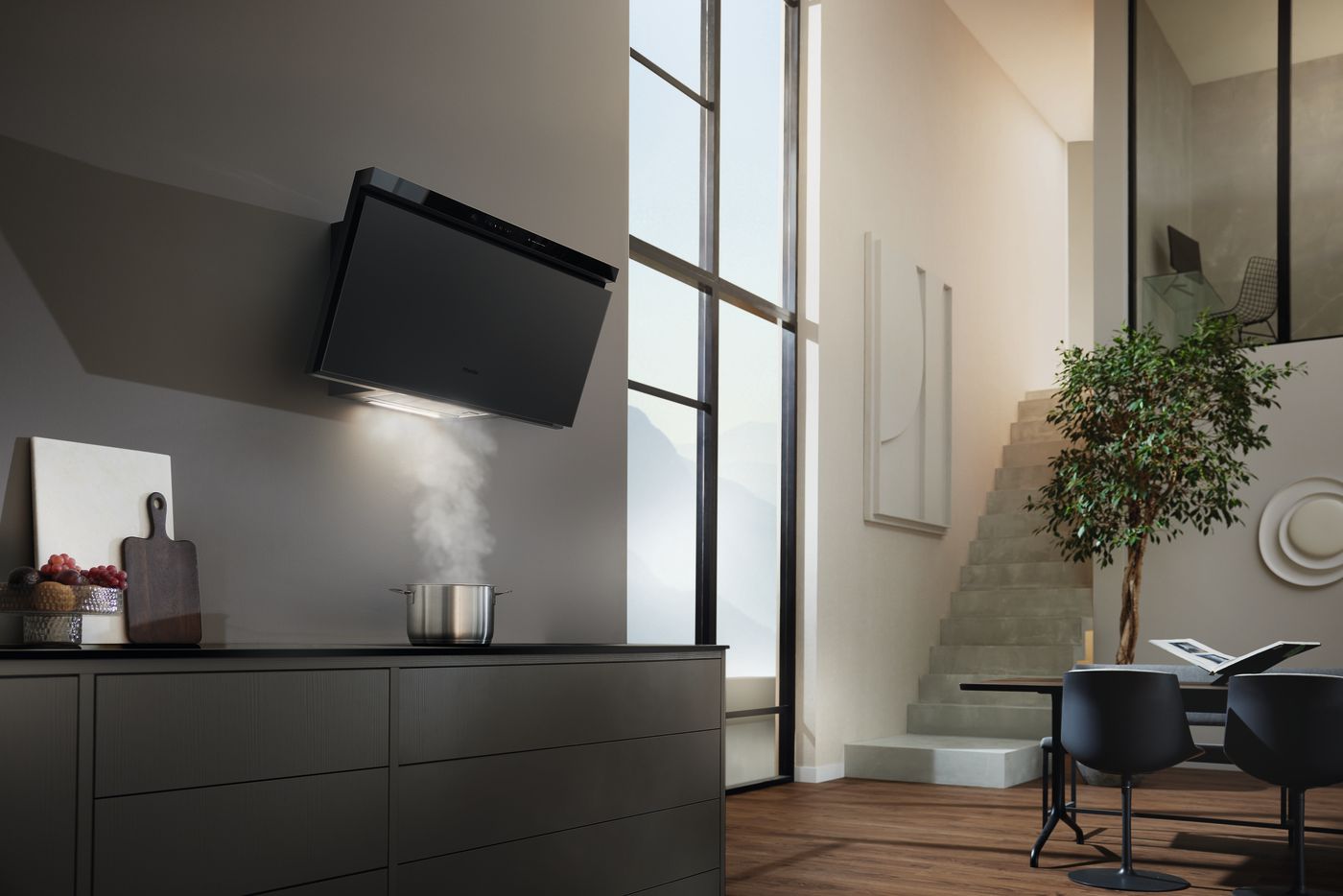 Hotte aspirante noire fixée au mur