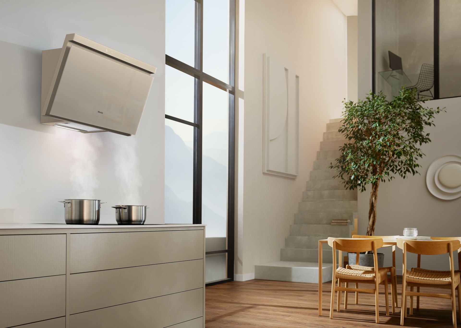 Hotte aspirante blanche fixée au mur