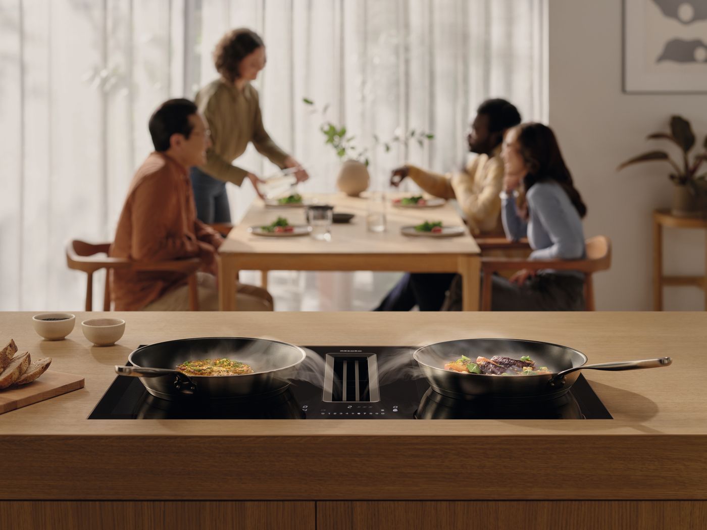 Hotte aspirante intégrée dans une plaque de cuisson