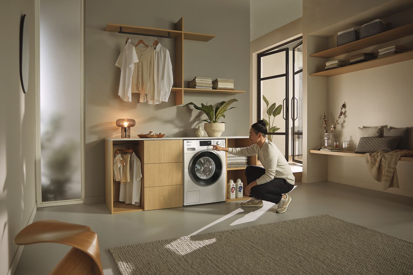 Homme en train de programmer son lave-linge