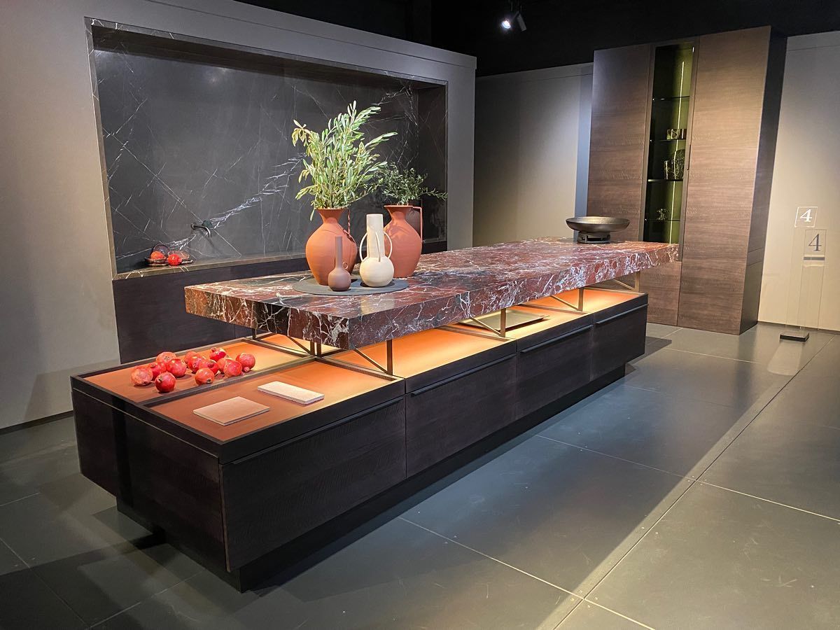 Cuisine moderne noire avec îlot central en marbre