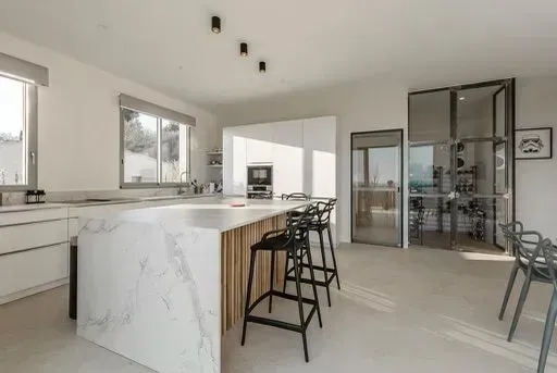 Cuisine de la gamme Haecker avec table et chaises hautes