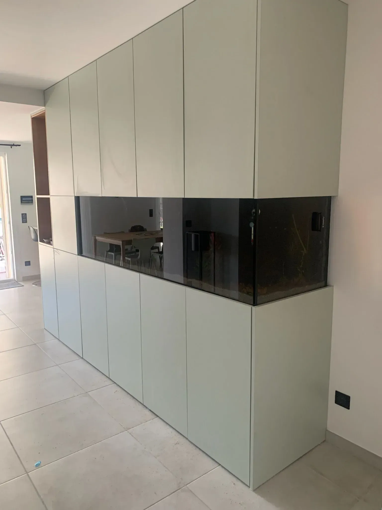 Aquarium intégré au milieu d'un meuble haut