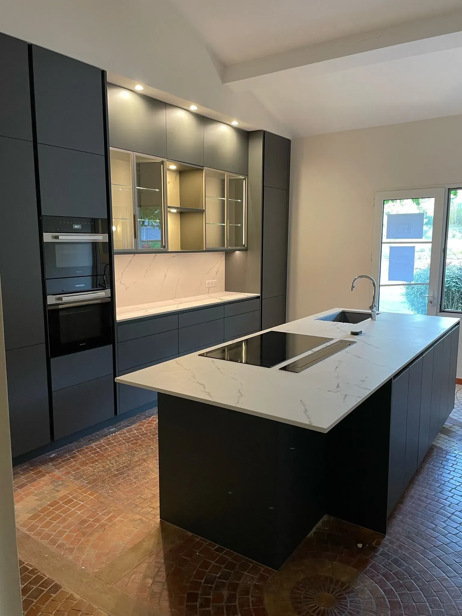 Installation d'une cuisine noire de la gamme Poggenpohl