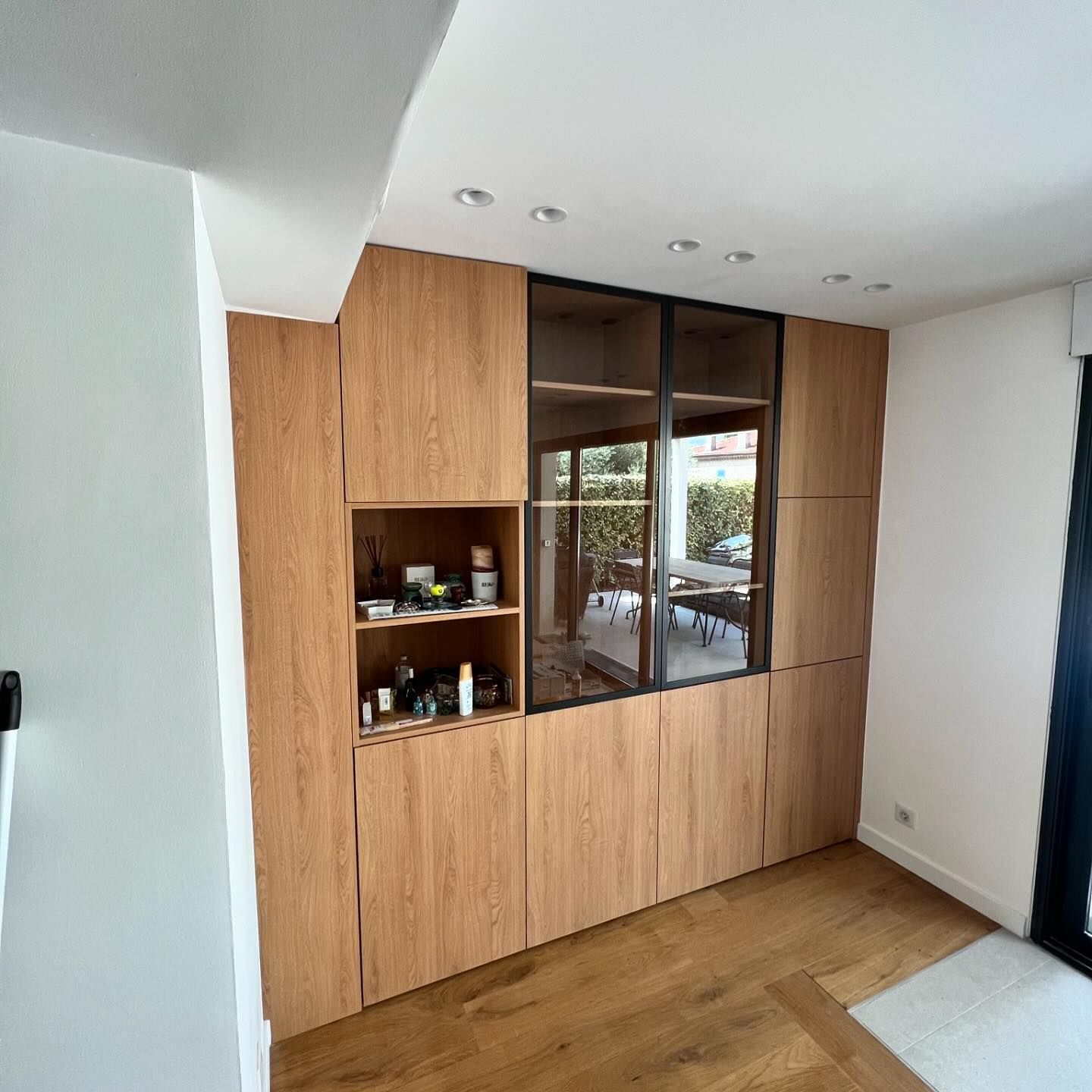 Agencement d'un salon avec un meuble sur mesure