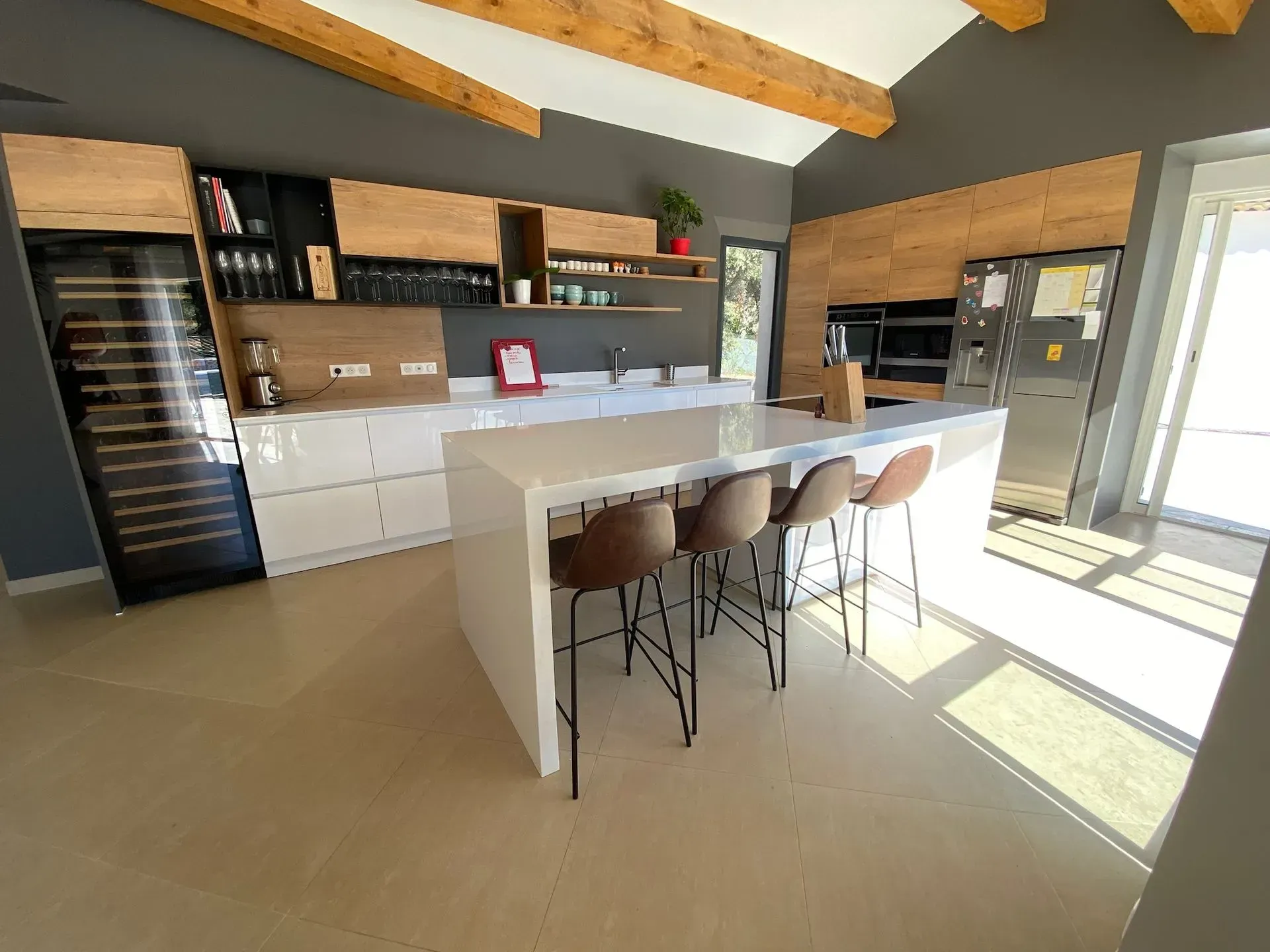 Cuisine de la gamme Haecker avec une grande cave à vin intégrée