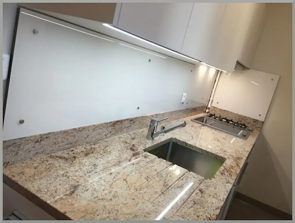 Installation d'un plan de travail dans une cuisine