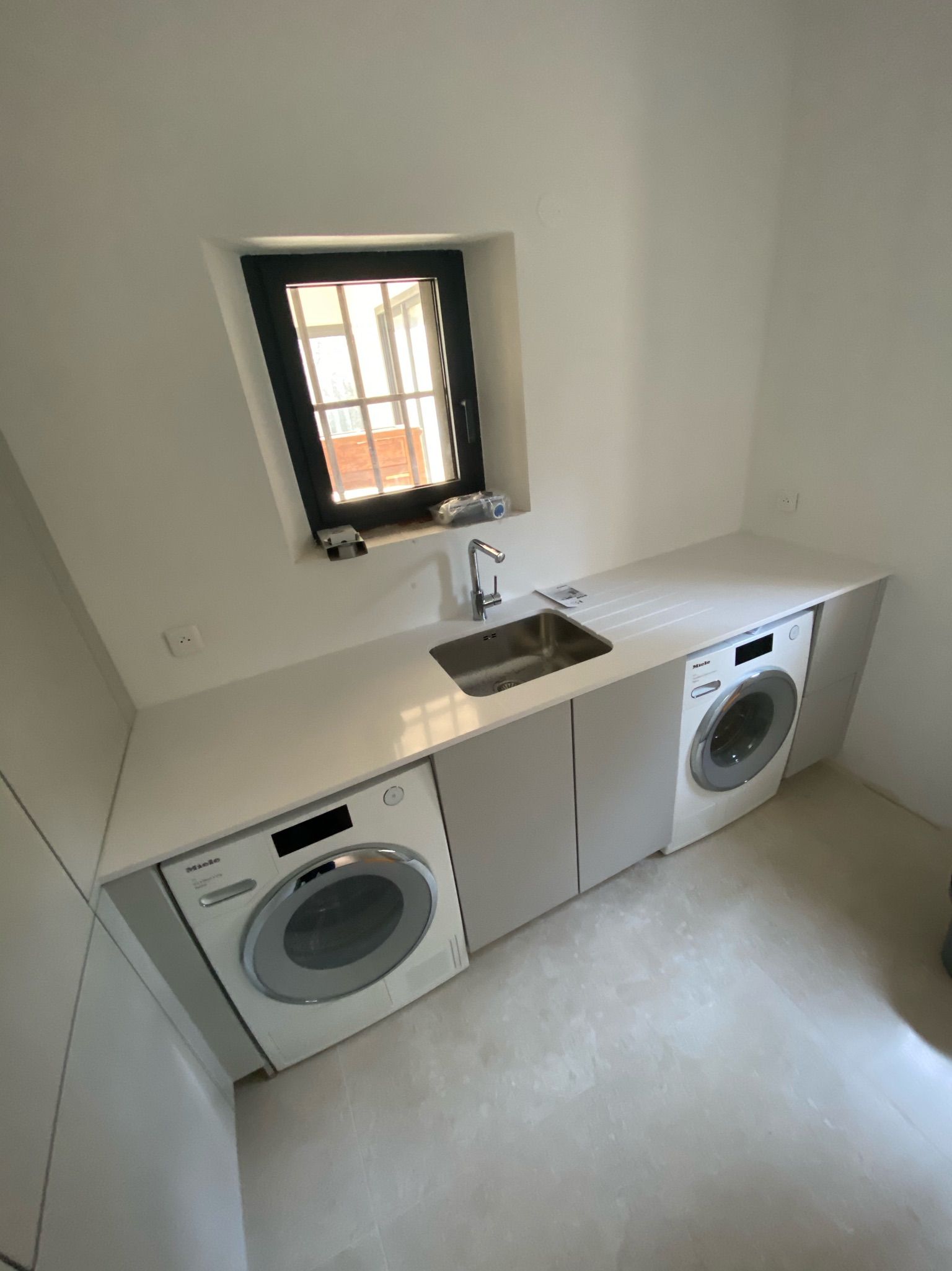 Buanderie avec un évier