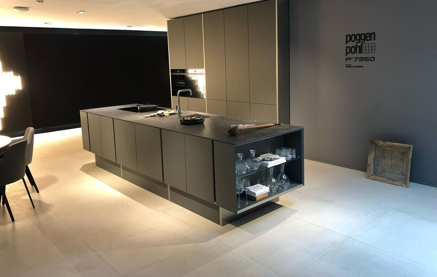 Cuisine avec îlot central noir