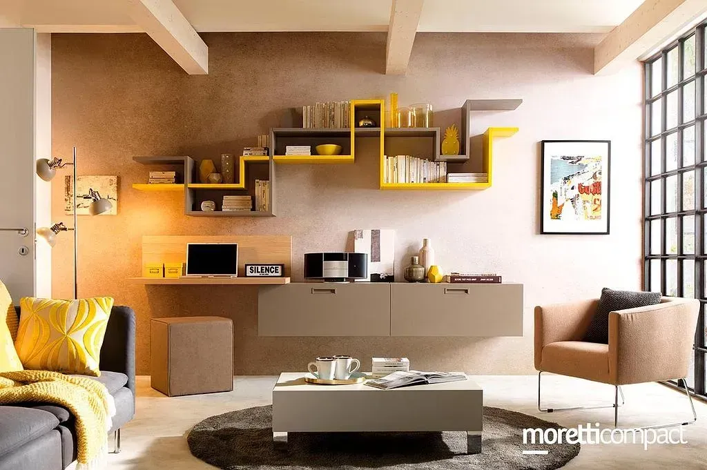 Agencement d'un salon avec meuble marron et étagères jaunes de la marque Moretti modèle lv113
