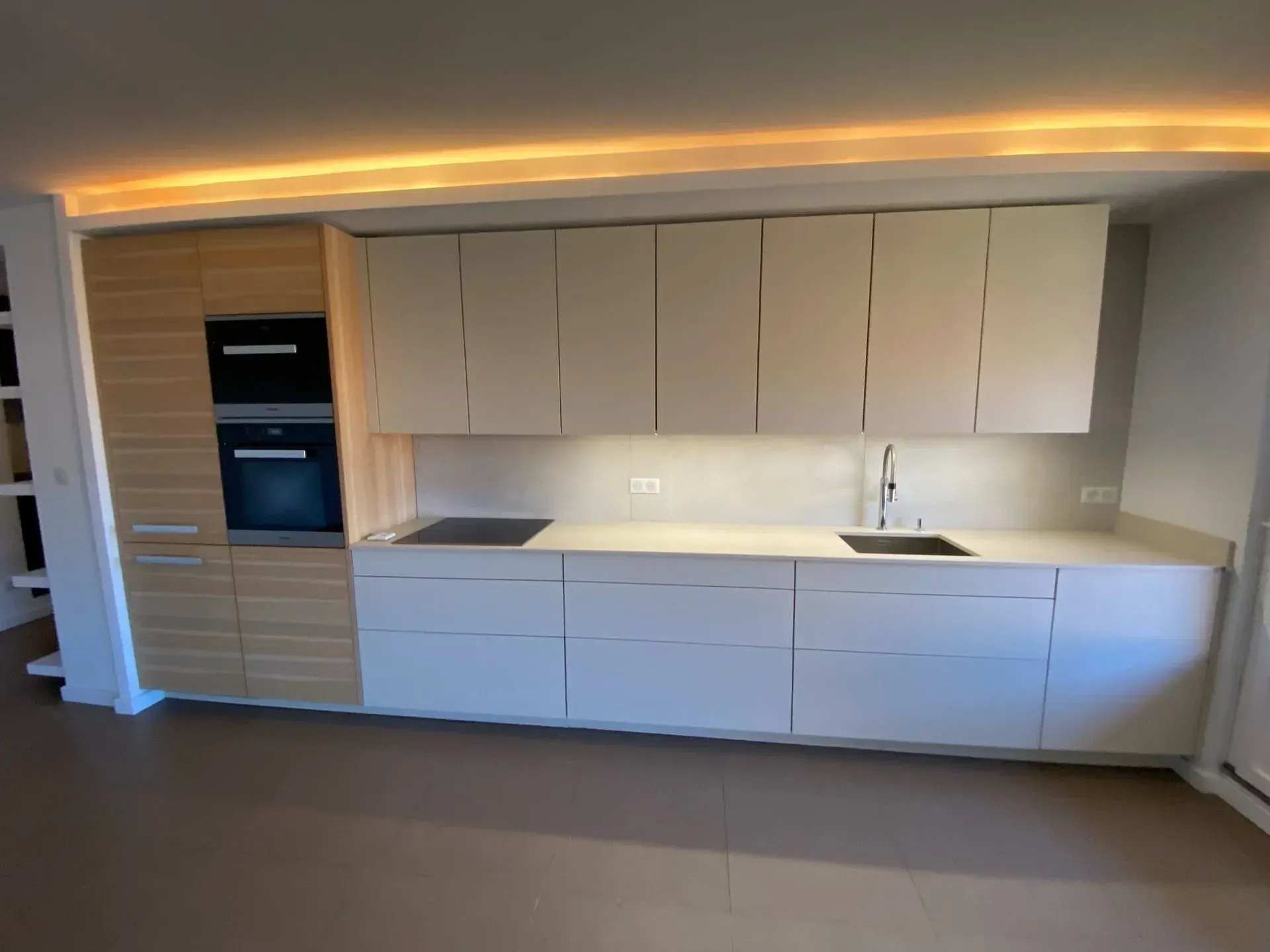 Cuisine de la gamme Poggenpohl avec rétroéclairage led en haut