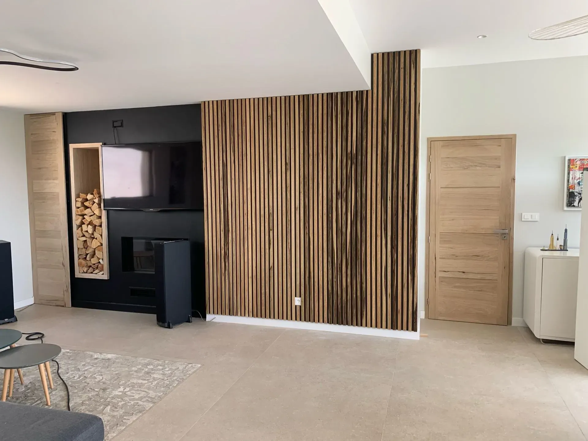 Bardage mural en bois dans un salon