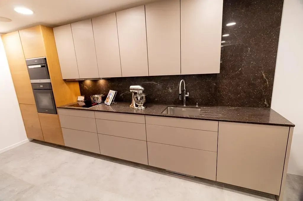 Exposition d'une cuisine de la gamme Poggenpohl CL sans poignée