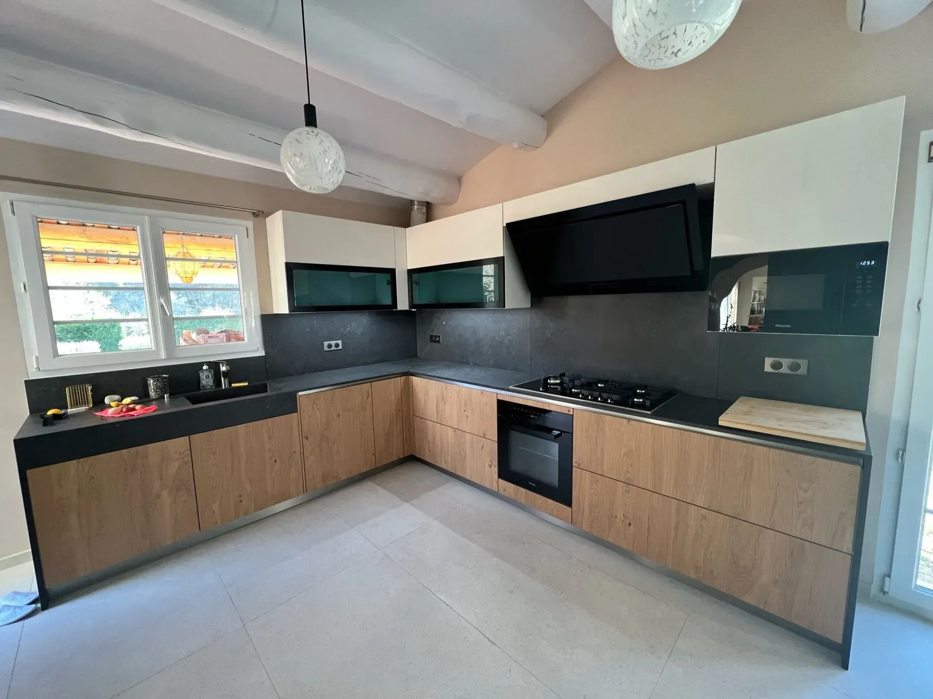 Cuisine marron et noir de la gamme Haecker