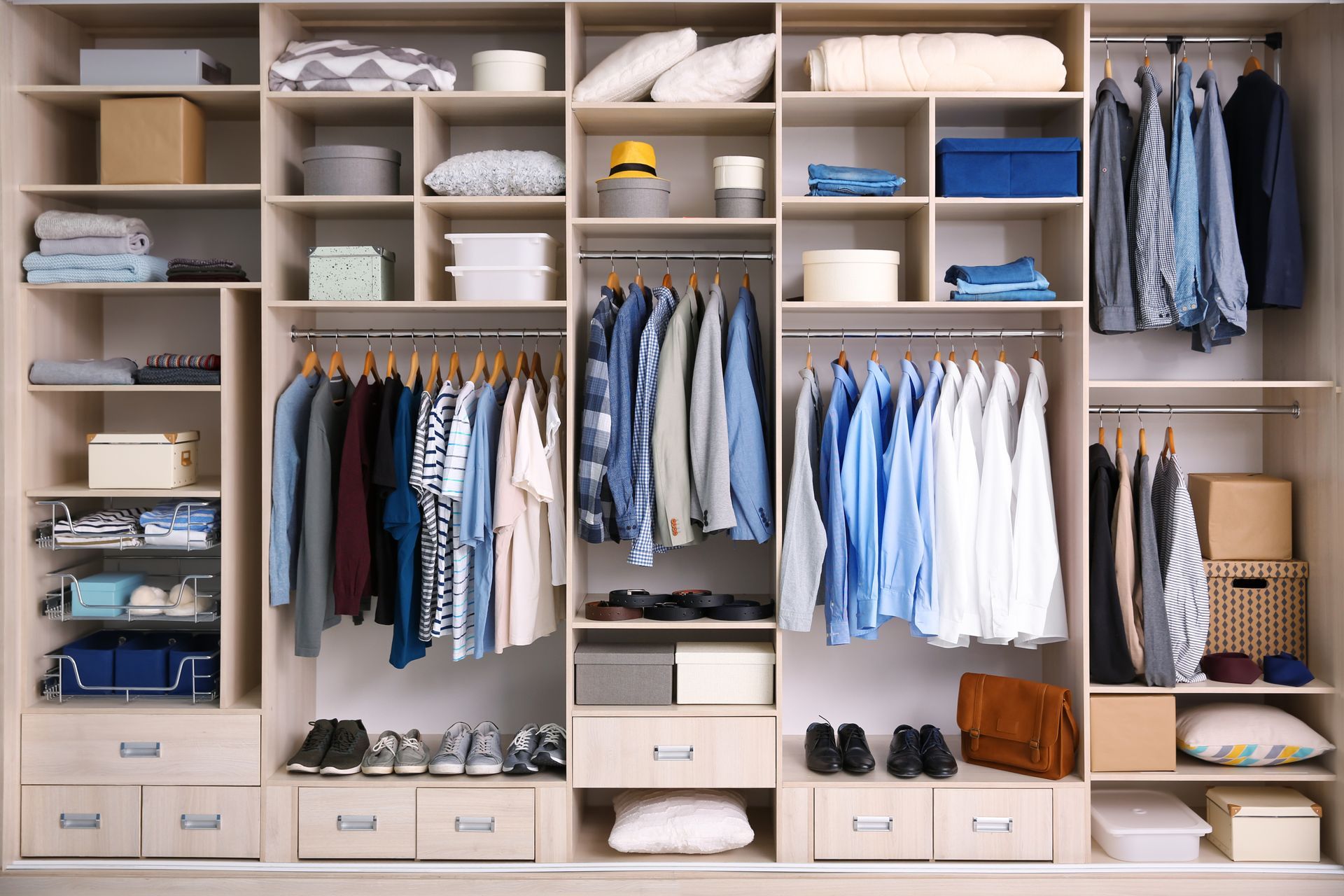 Vêtement rangé dans un dressing