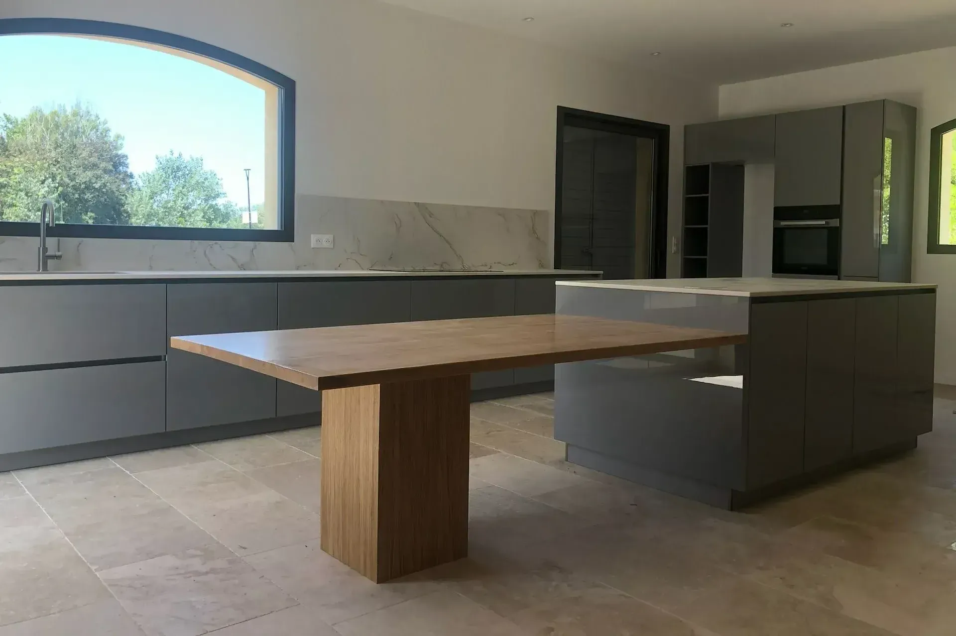 Cuisine avec une table collée à un îlot central