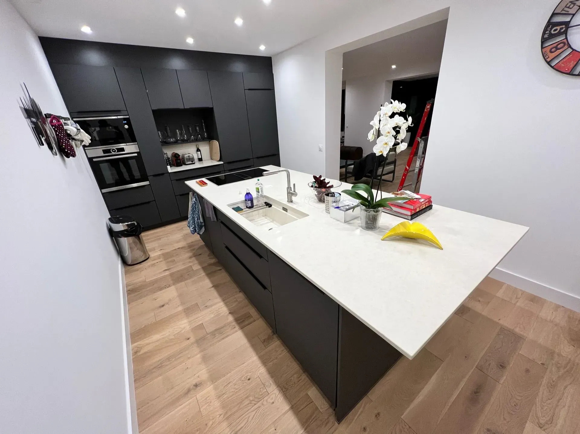 Cuisine équipée noire avec îlot central de la gamme Haecker