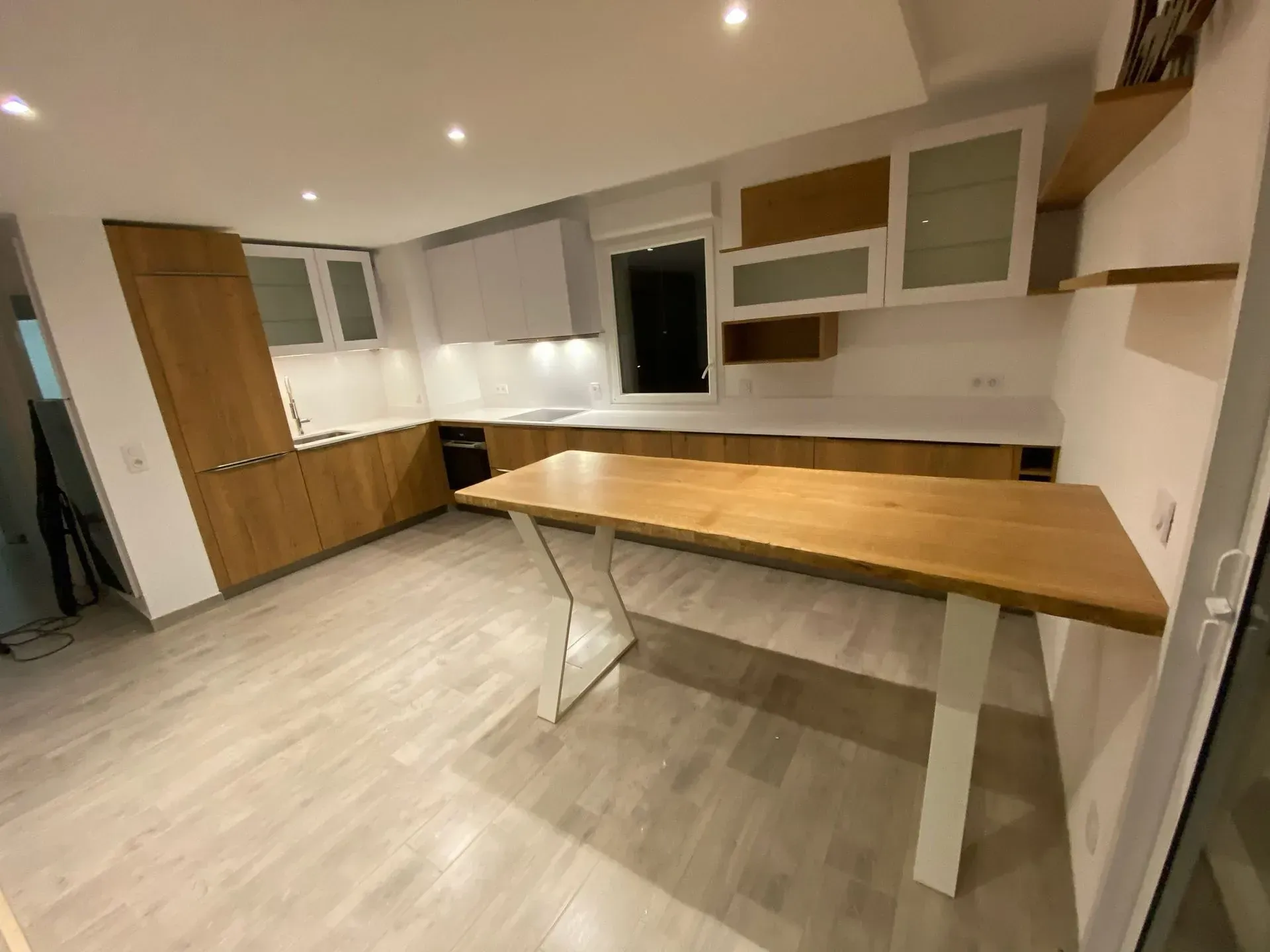 Cuisine Haecker avec table en bois massif