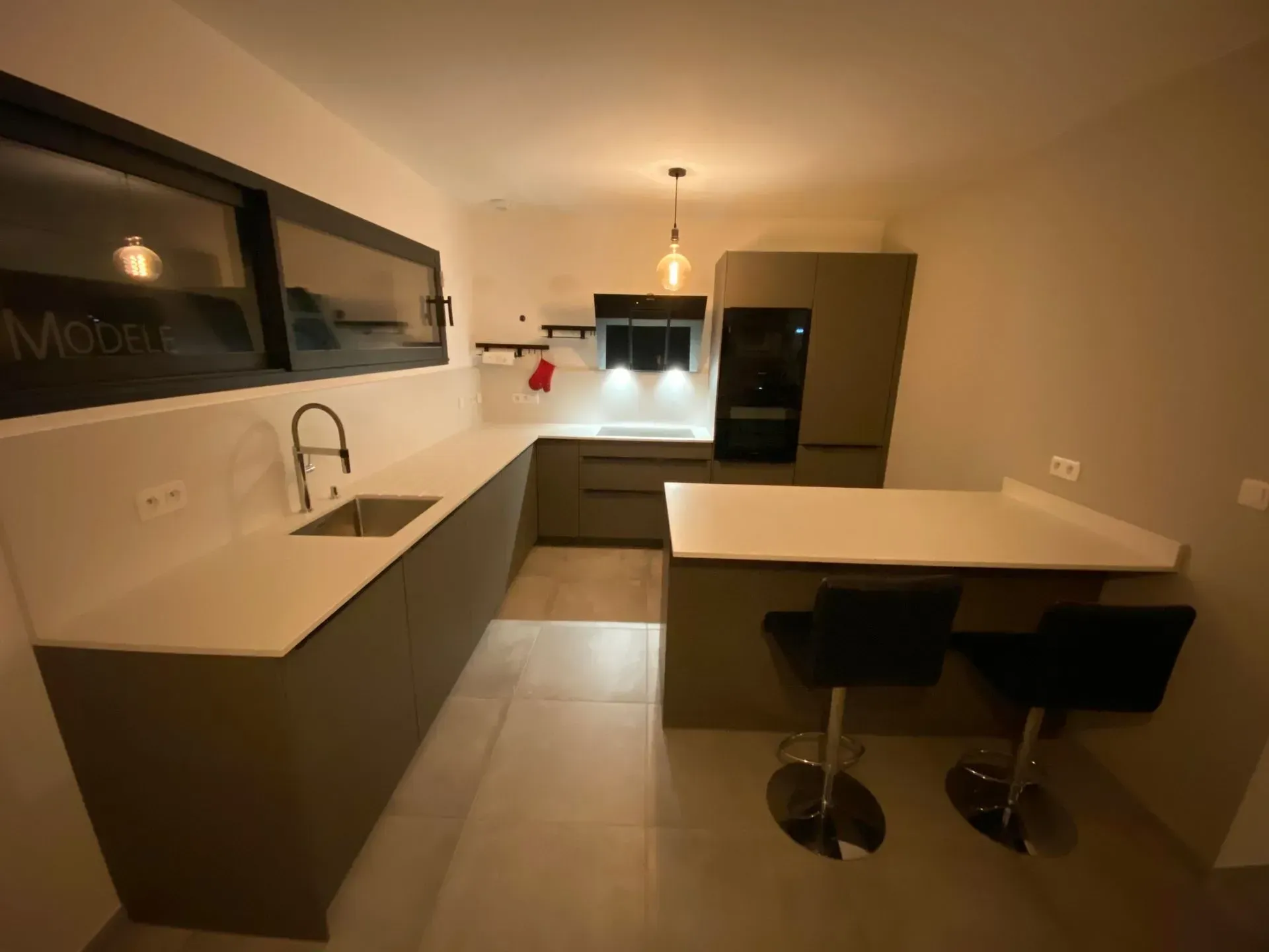 Cuisine grise avec plan de travail blanc de la gamme Poggenpohl