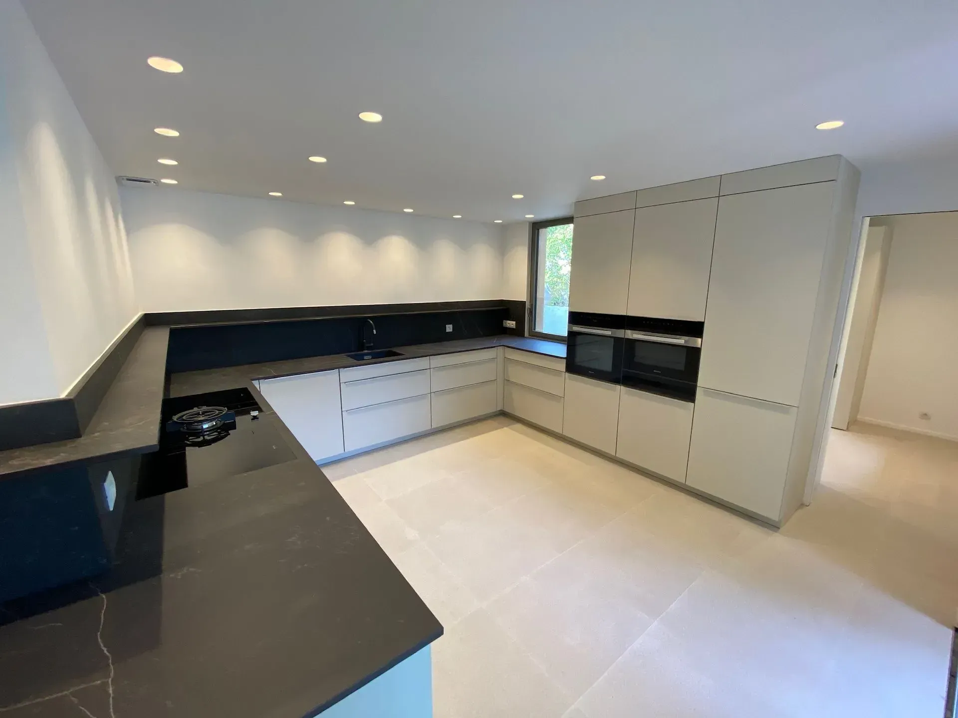 Cuisine Poggenpohl avec plan de travail en marbre noir