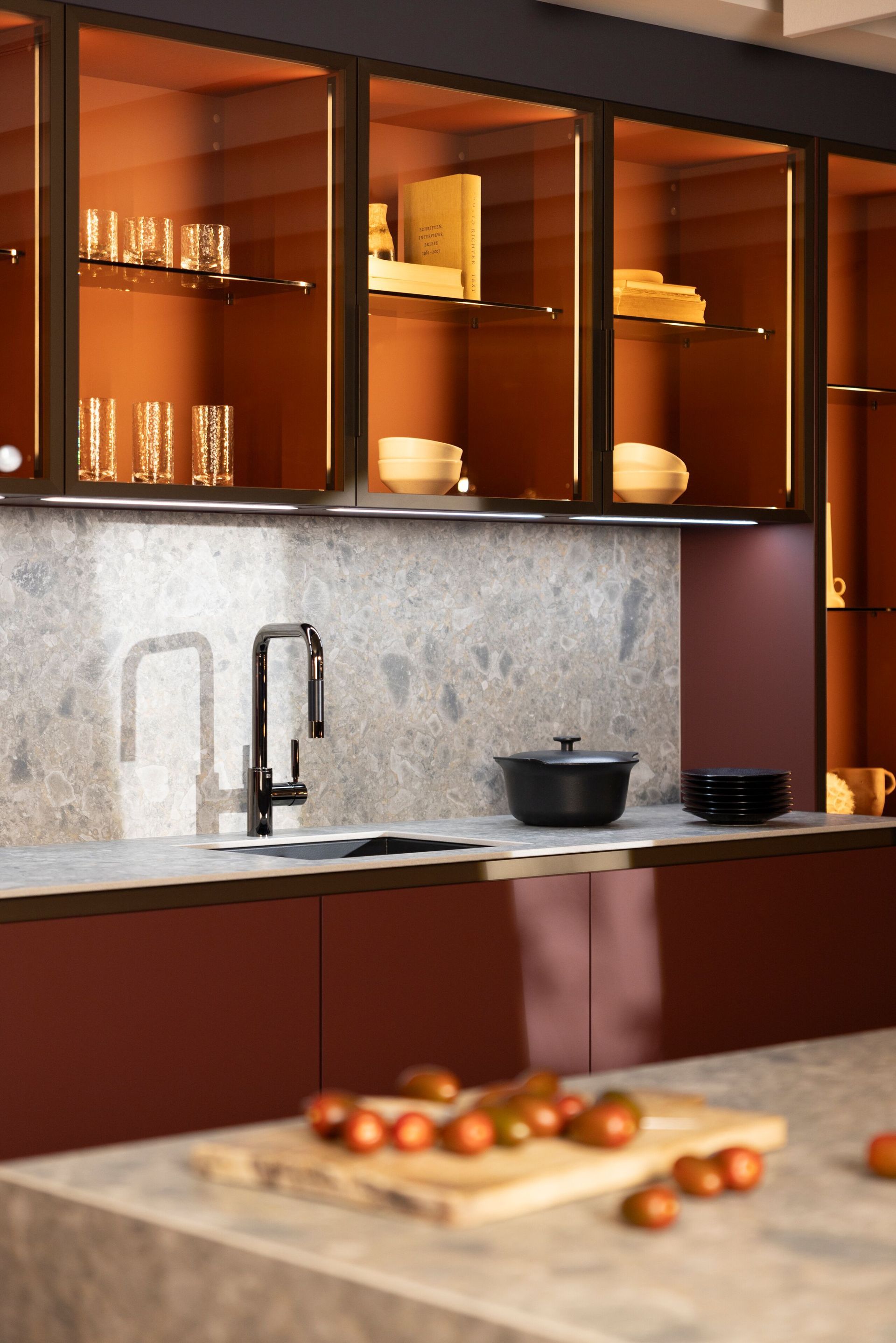 Cuisine rouge avec meubles transparents éclairés