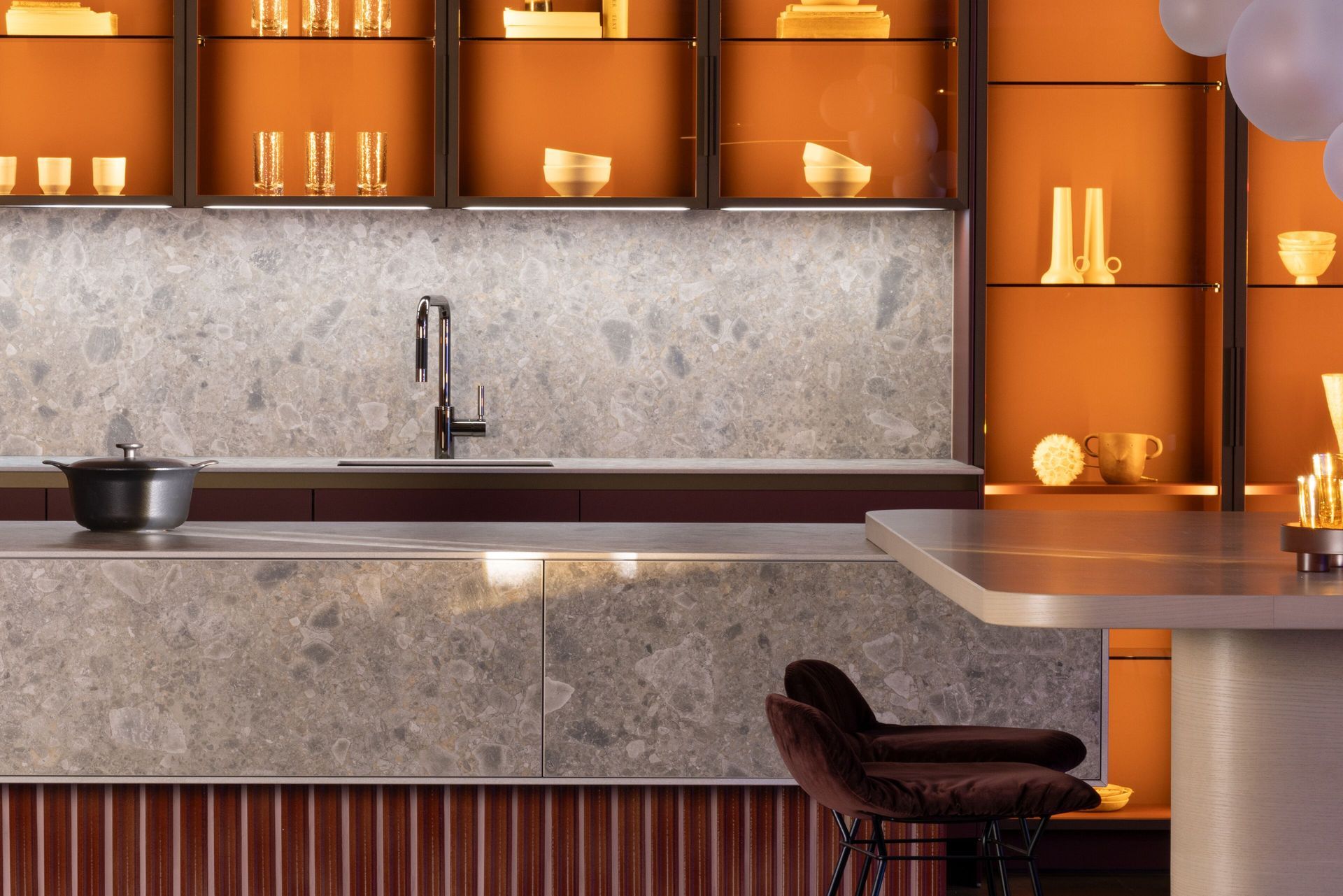 Gros plan d'une cuisine avec étagères rétro éclairées