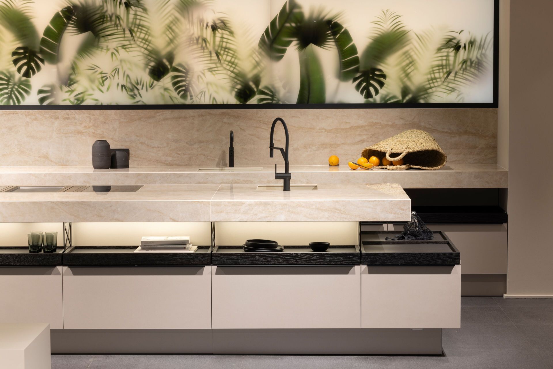 Plan de travail d'une cuisine avec des rangements ouverts en dessous