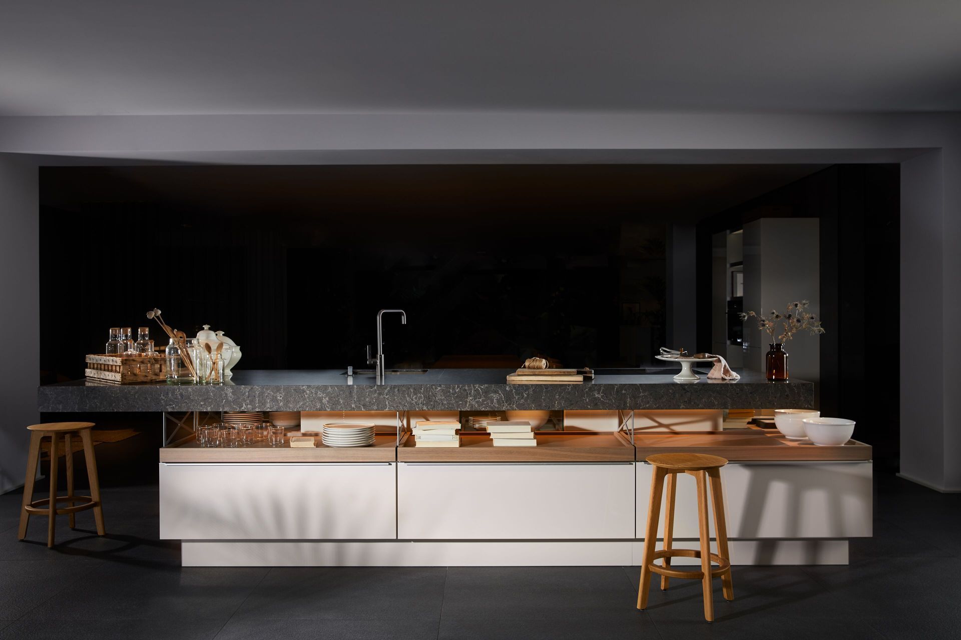 Plan de travail sombre et meuble blanc