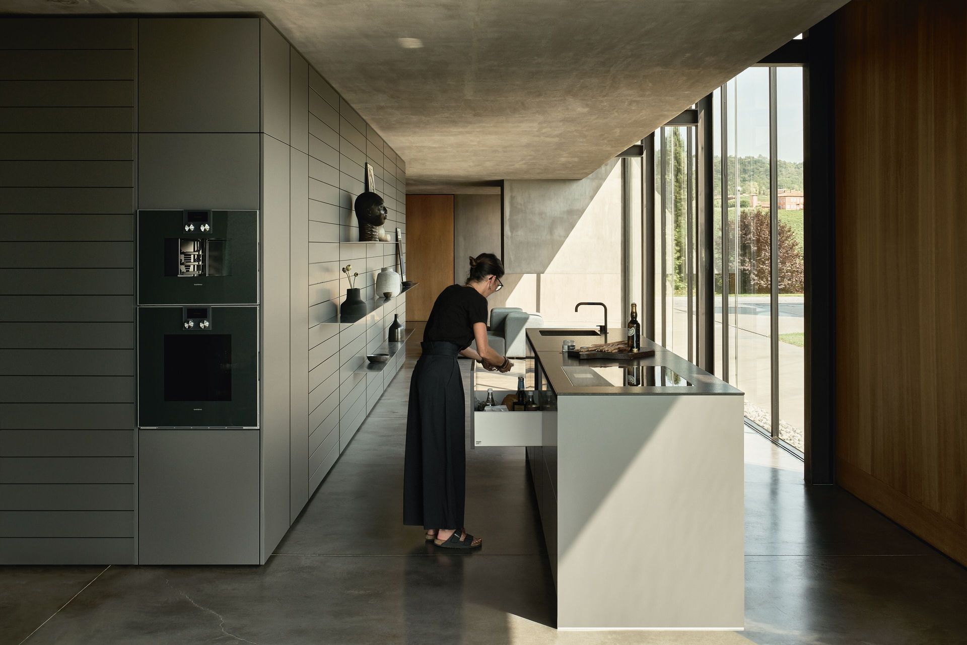 Femme dans une cuisine moderne et spacieuse