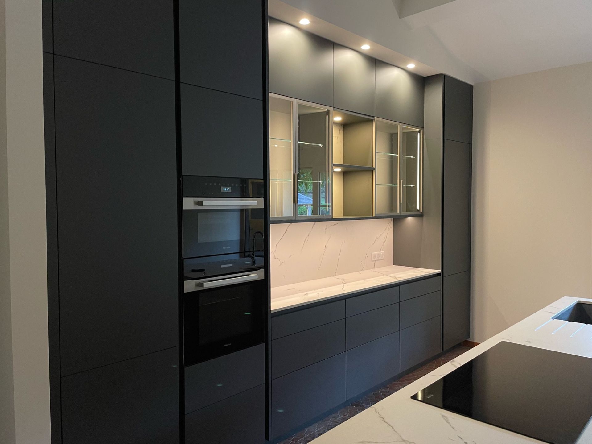 Cuisine noire avec étagères en verre