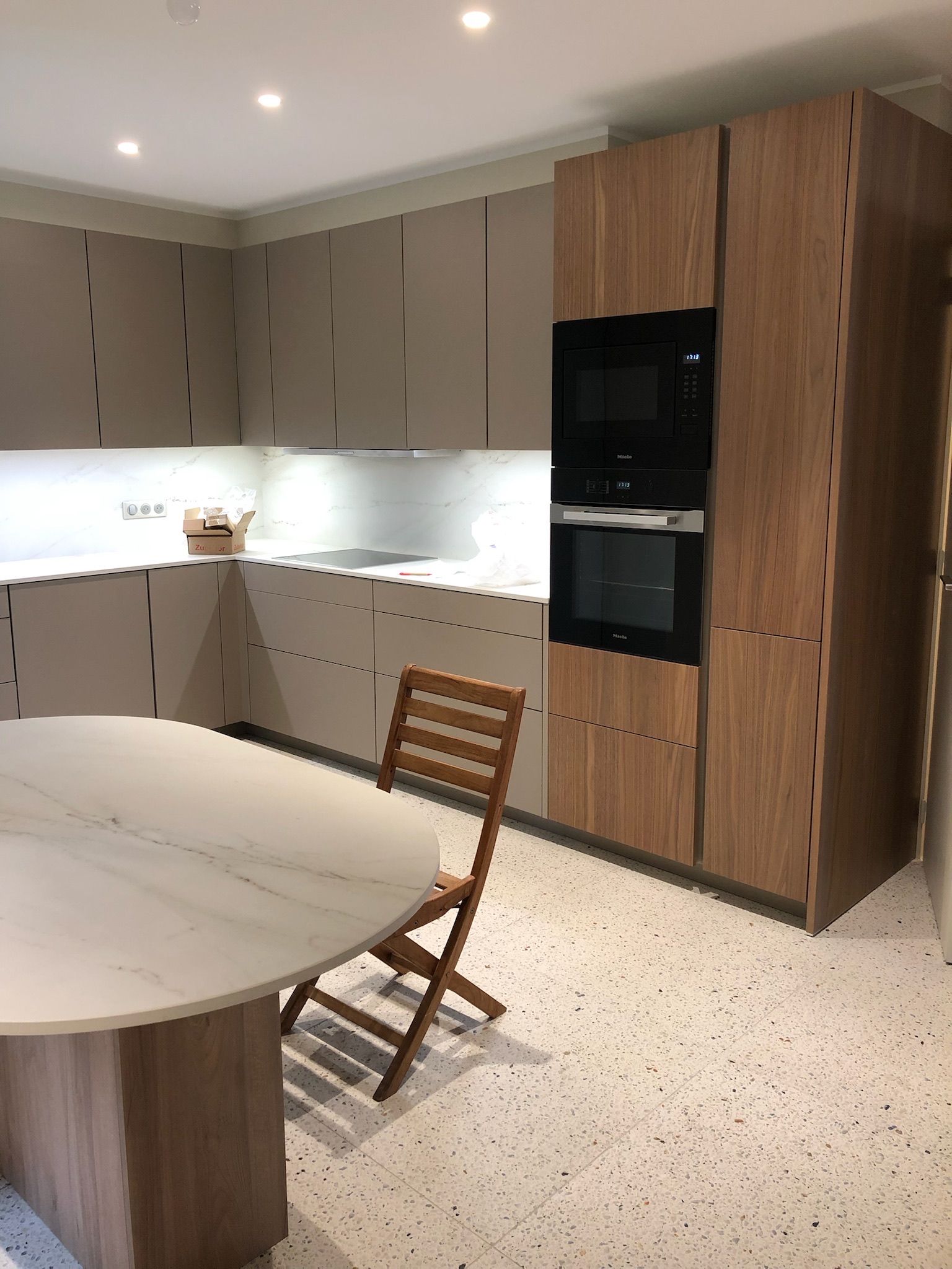 Four intégré dans un meuble en bois