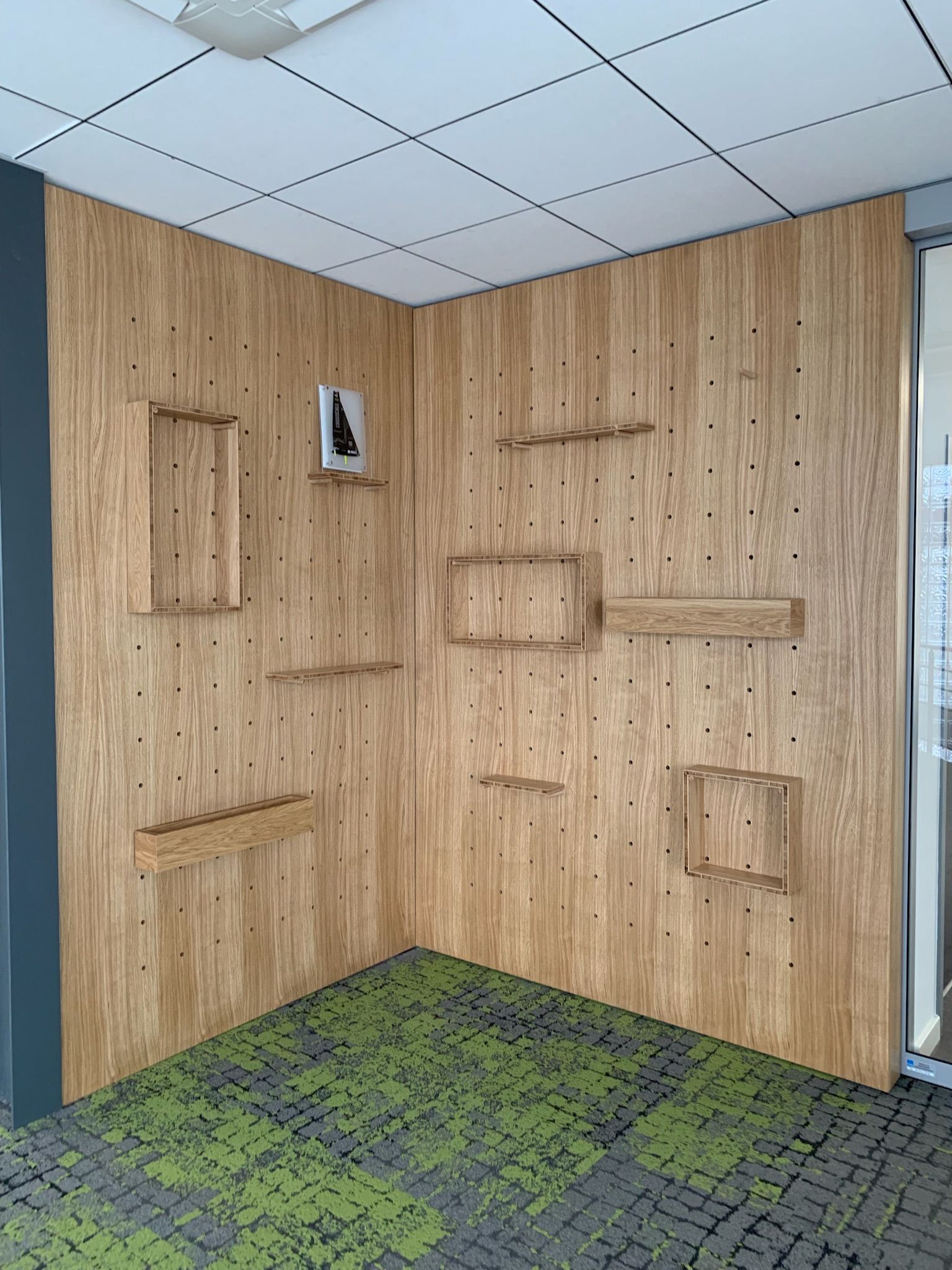 Habillage mural en bois avec des étagères