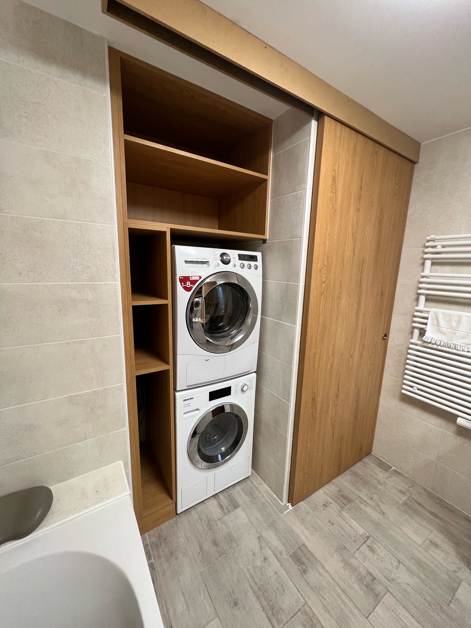 Sèche-linge posé sur un lave-linge