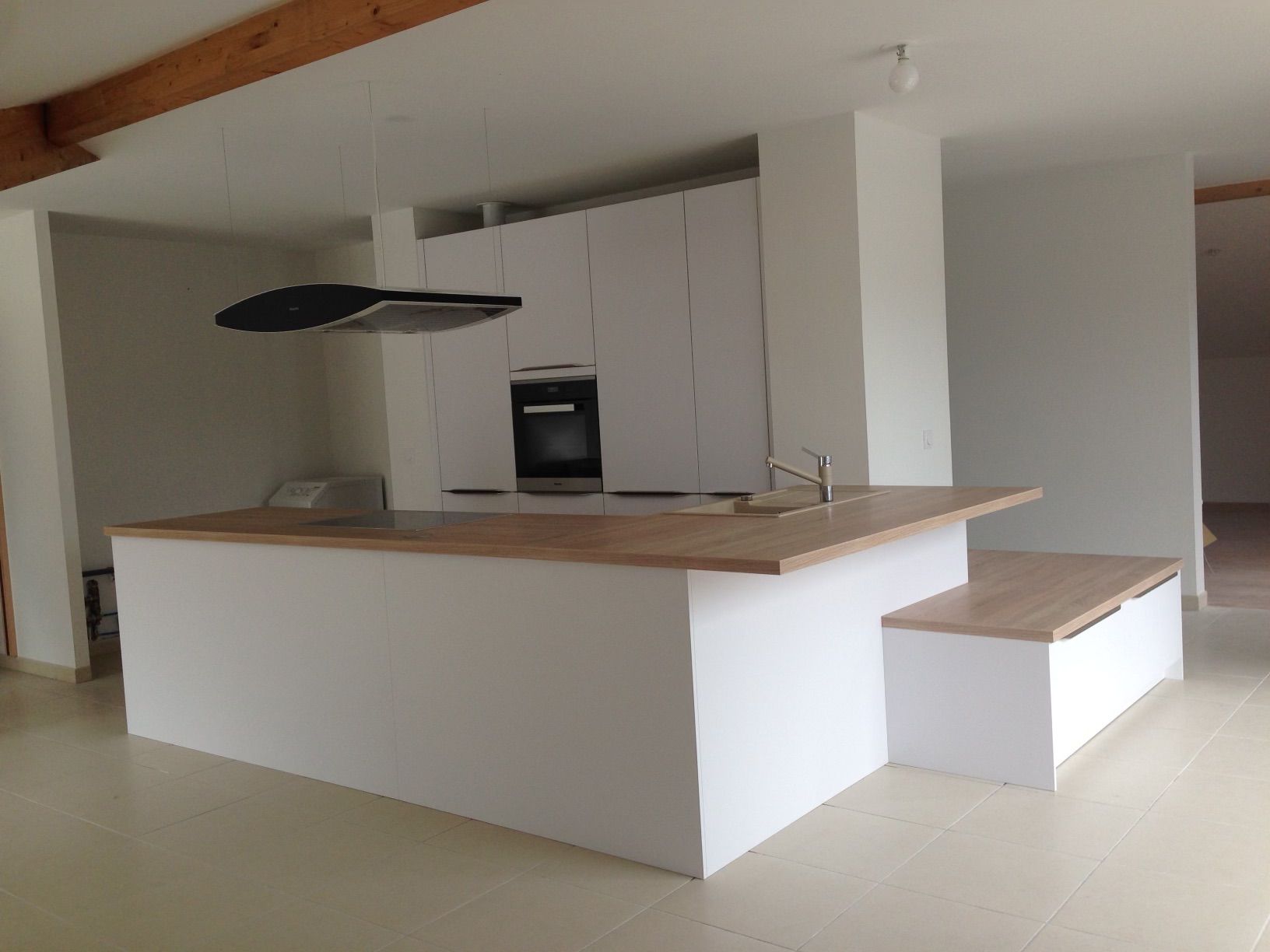 Grande cuisine moderne avec hotte suspendue