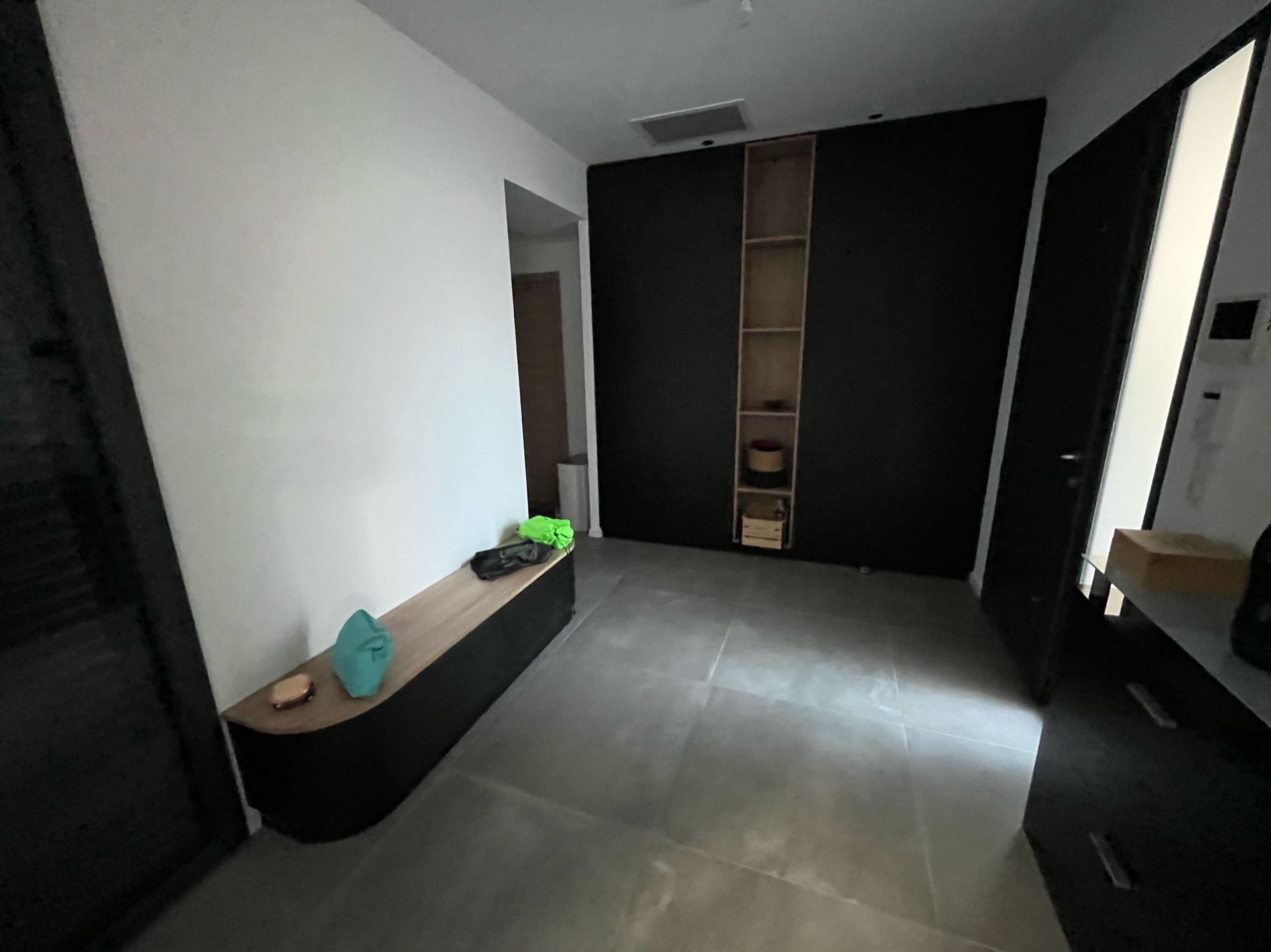 Meubles sur mesure noirs dans une entrée