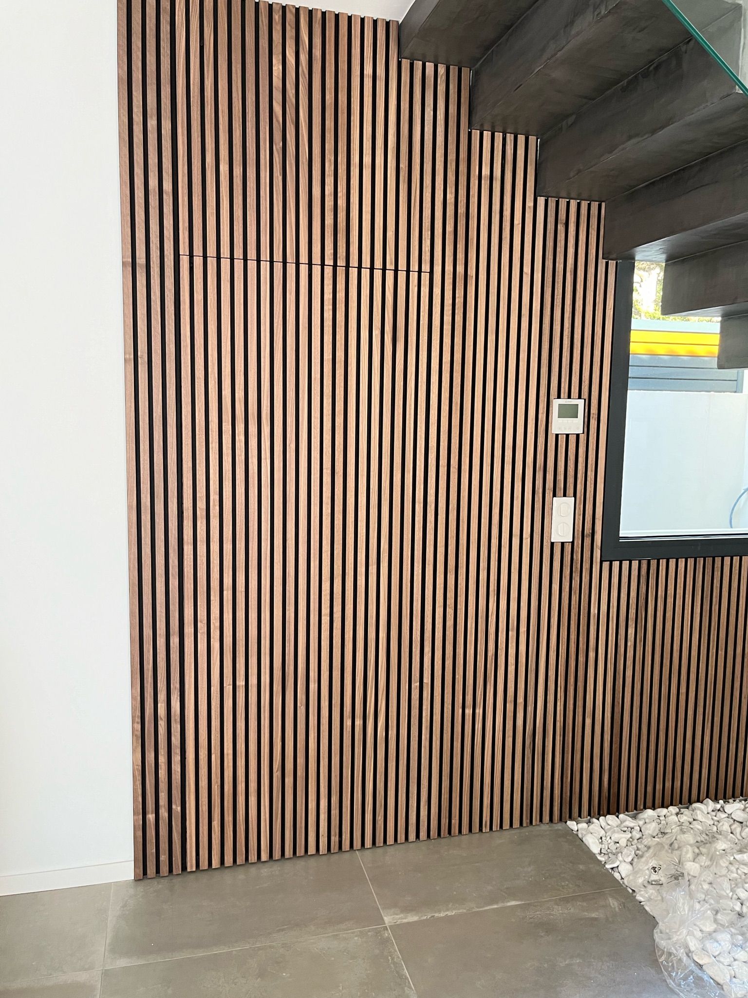 Claustra en bois sous un escalier