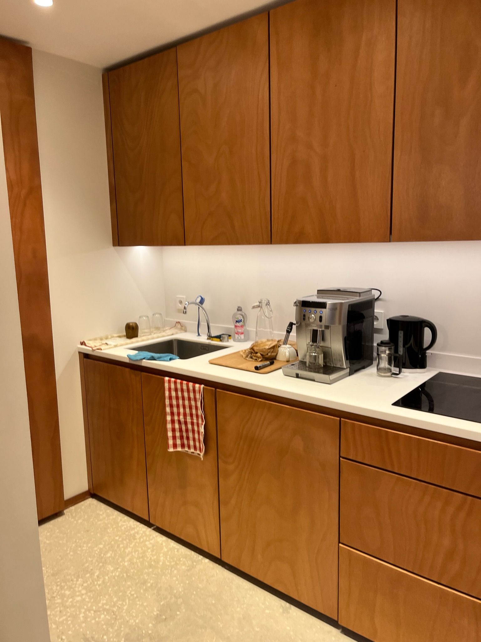 Cuisine en bois avec meubles de rangement sans poignée