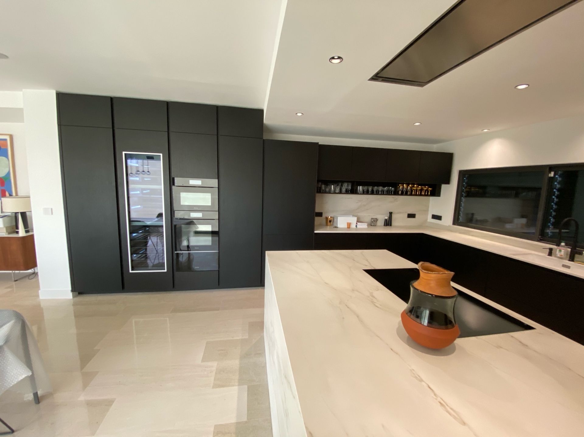 Cuisine équipée de plusieurs appareils électroménagers haut de gamme