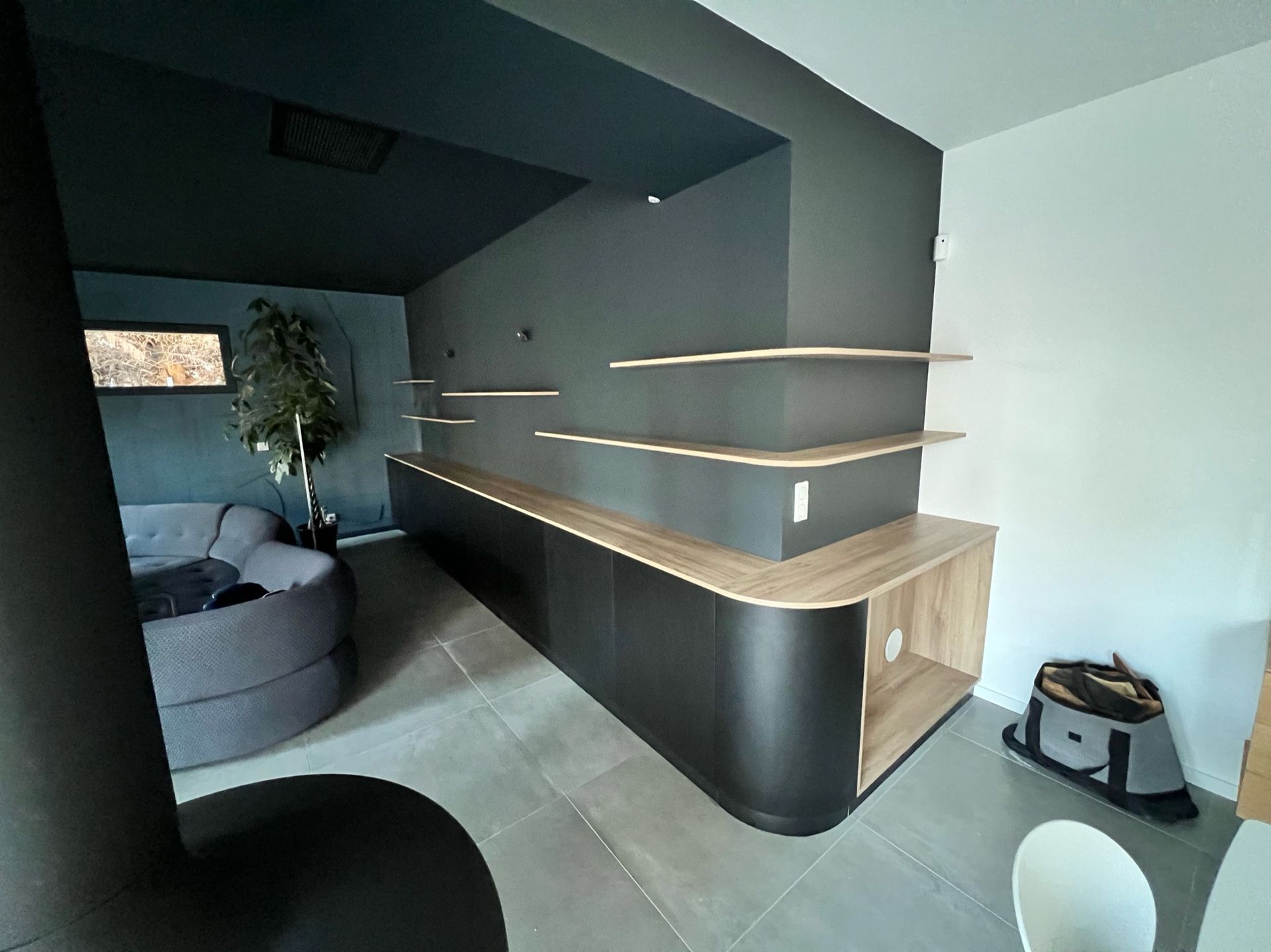 Meuble de rangement bas noir et en bois clair