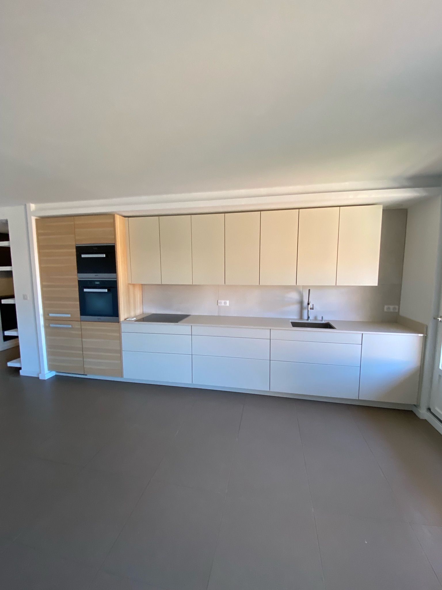 Cuisine blanche et meubles en bois clairs