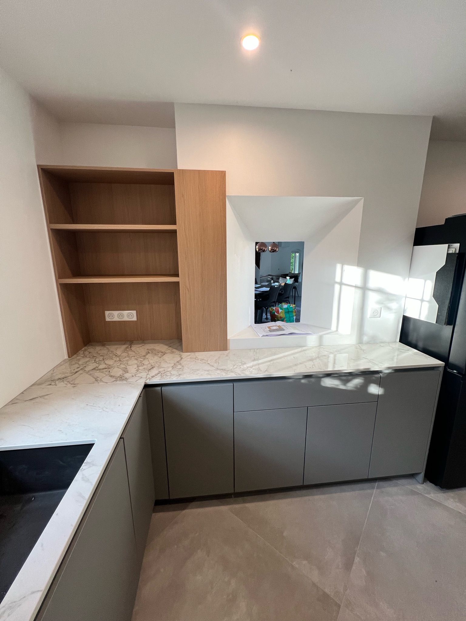 Cuisine grise avec plan de travail en marbre blanc